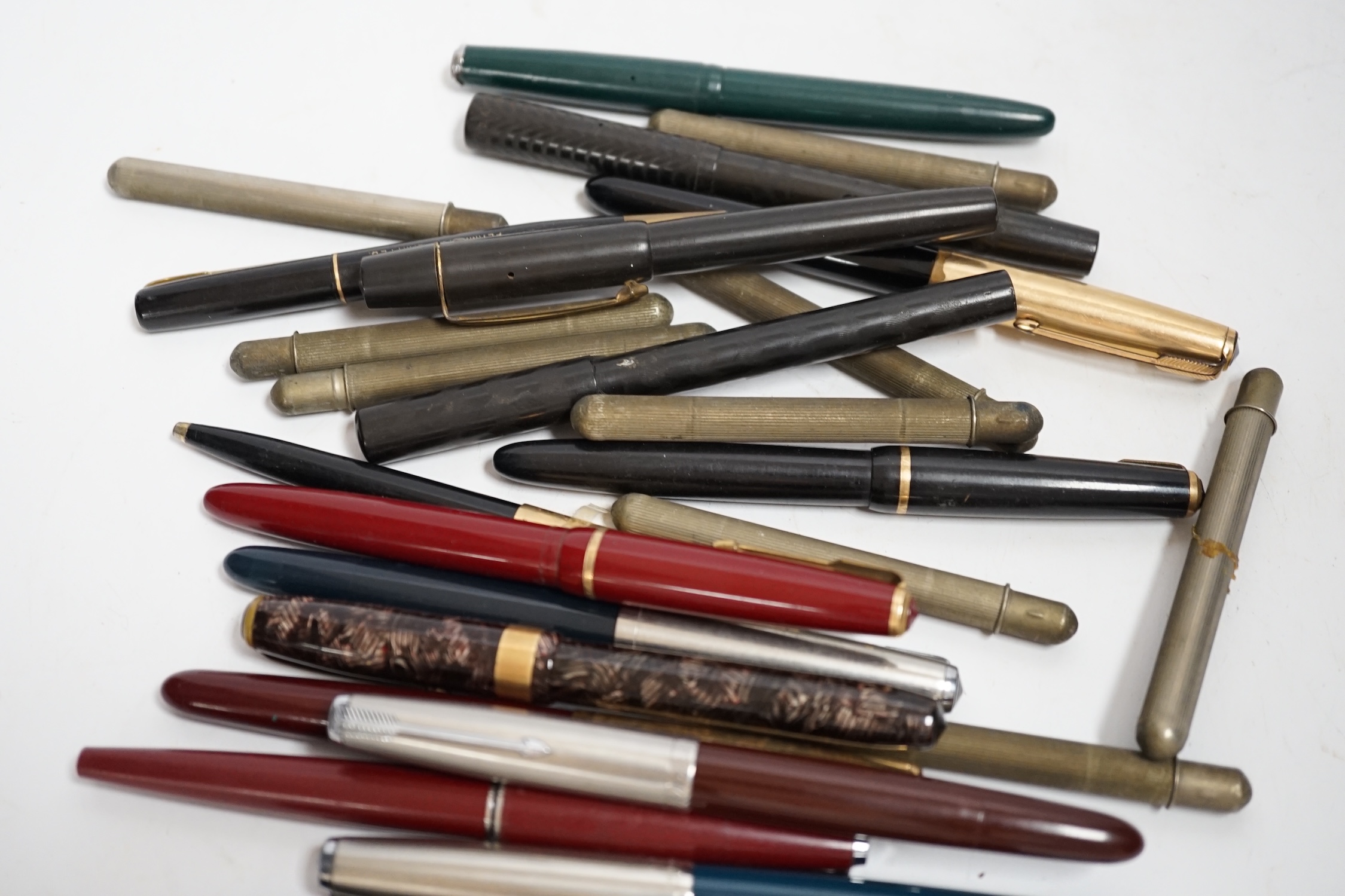 A quantity of fountain pens including Parker. Some with 14k gold nibs